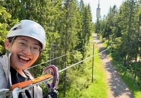 En person i klatreparken under sommeraktivitetsdagen 2025