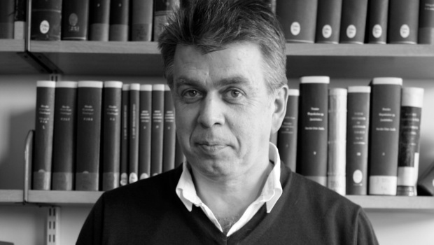 Erling Sandmo på kontoret