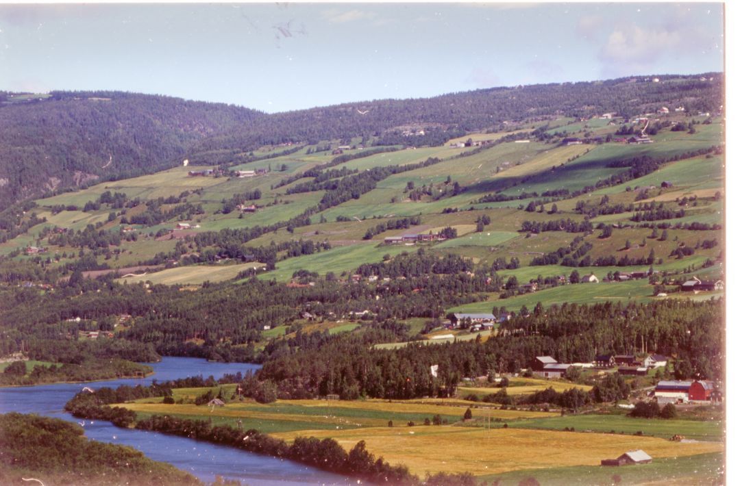 Bildet viser et tradisjonelt jordbrukslandskap i Gudbrandsdalen.