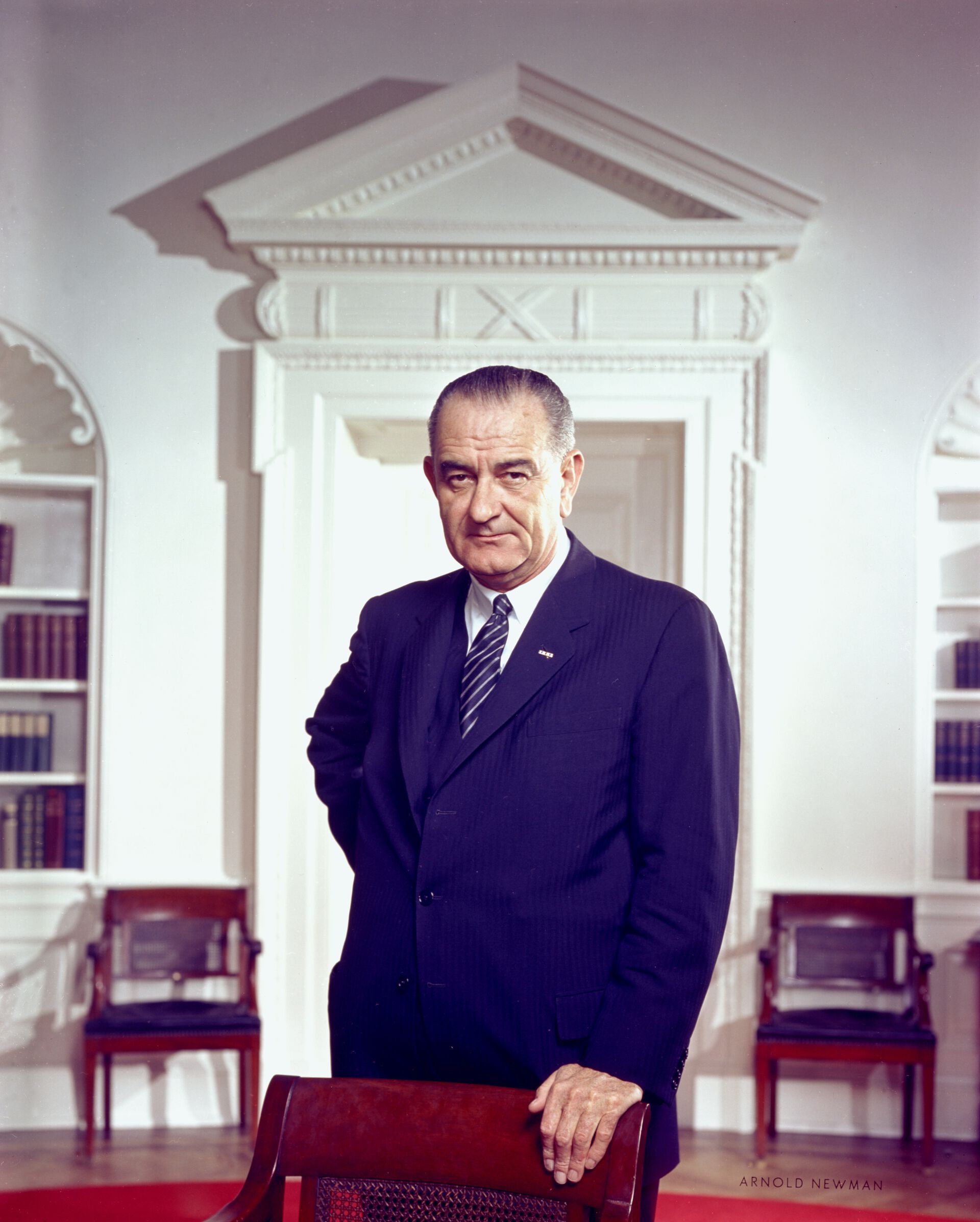 President Lyndon B. Johnson gikk i økende grad med på å tilby Iran stadig større våpenavtaler i et forsøk på å opprettholde innflytelsen over det viktige landet i Midtøsten.  Bildet er tatt 10. mars 1964. Foto: Arnold Newman/White House Press Office (WHPO) 