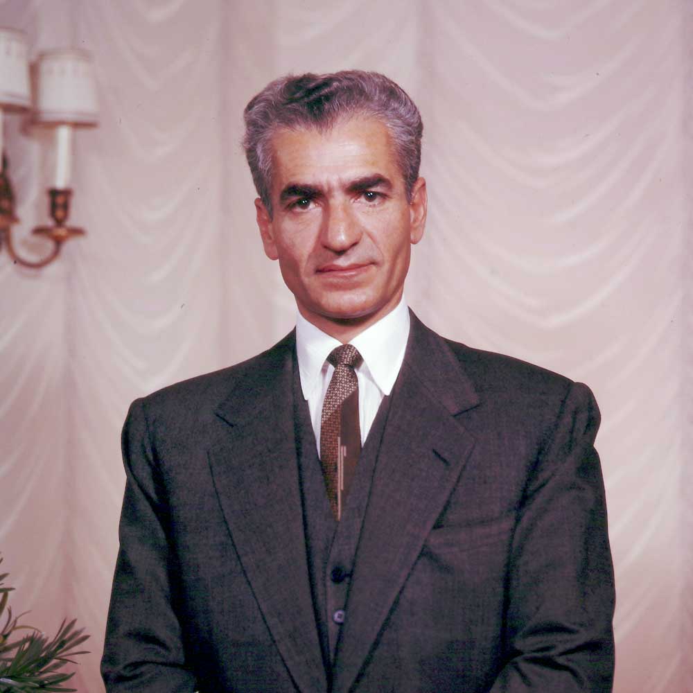 Mohammad Reza Sjah Pahlavi så på opprustning som en viktig del av moderniseringen av Iran, og forsøkte derfor forhandle frem stadig fler og større våpenavtaler med sin hovedalliert USA. Foto: Modesikuwasi/Wikimedia Commons.