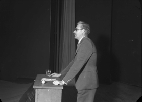 Erik Brofoss på talerstolen. Kilde: Wikimedia Commons