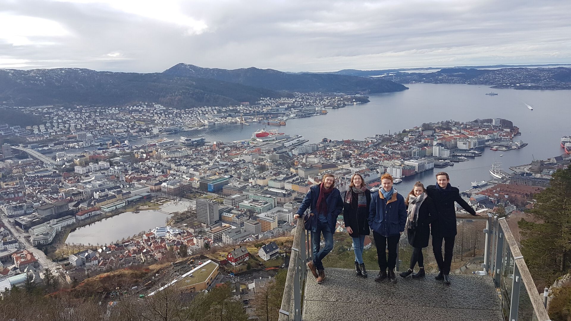 MENAstudenter poserer ved Fløyen&amp;#160;med utsikt over Bergen sentrum