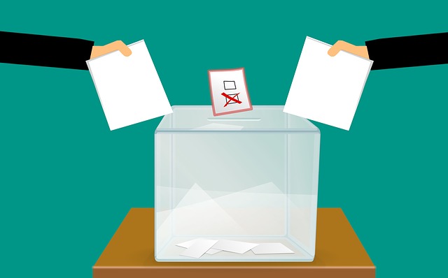 Illustrasjon av to hender som legger sedler i en stemmeurne