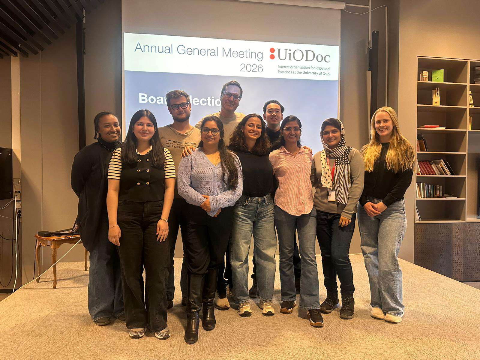 The new board in UiODoc are gathered together on the scene in front of Union in the Frederikke building at Blindern campus. The board are smiling and cheerful.