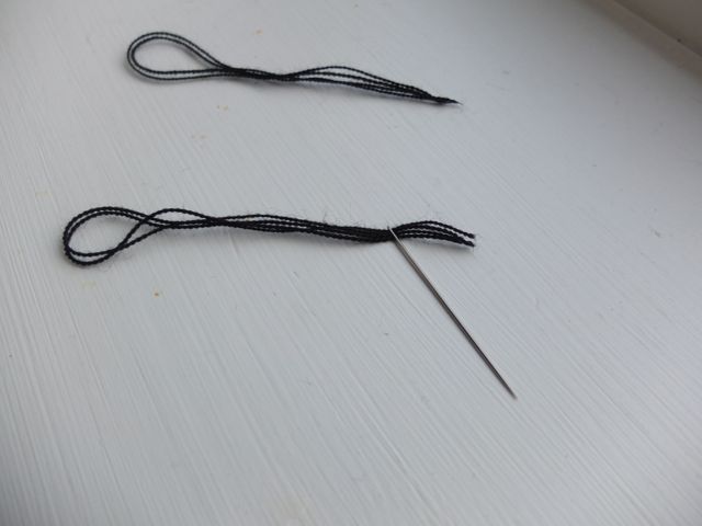 Jeg lærte et lurt triks av en dame på T-banen: Bruk nåla til å stramme løkka før du trer den gjennom nåløyet.
