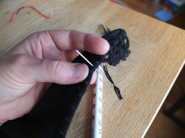 Stikk nålen inn tre-fire millimeter fra kanten på sjalet, trekk de løse endene gjennom løkka og stram. Det blir penest om man alltid får løkka på den samme siden.